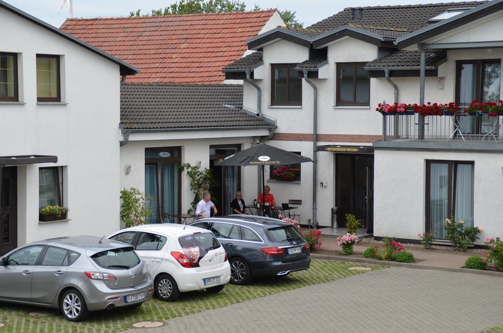 Hotel-Pension Pastow Garni Broderstorf Екстериор снимка