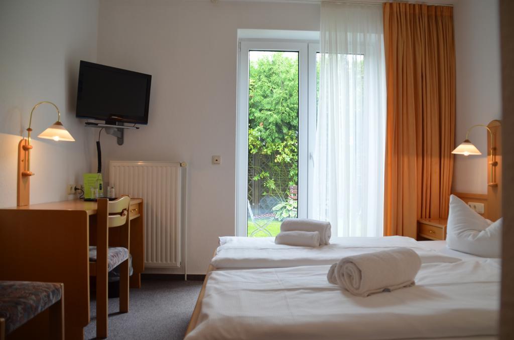 Hotel-Pension Pastow Garni Broderstorf Екстериор снимка