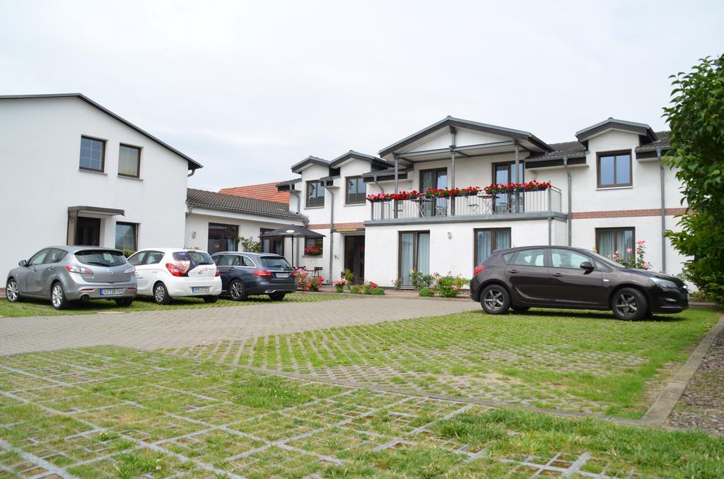 Hotel-Pension Pastow Garni Broderstorf Екстериор снимка
